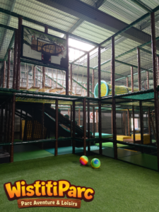 Mini‑terrain de basket pour s’amuser, viser et dunker comme des champions.