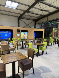 Nos jeux interactifs allient activité physique et technologie dans un espace sécurisé, idéal pour les familles et les anniversaires d’enfants.